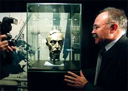 El secretario general de ERC, Josep Lluís Carod, ante un busto de Francesc Macià, ayer, en el MHC.