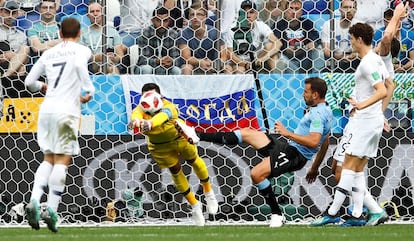 Lloris salva un balón de Stuani.