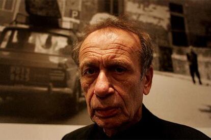 Vito Acconci, ayer en el Macba, ante una fotografía de la acción <i>Gang-Gang.</i>