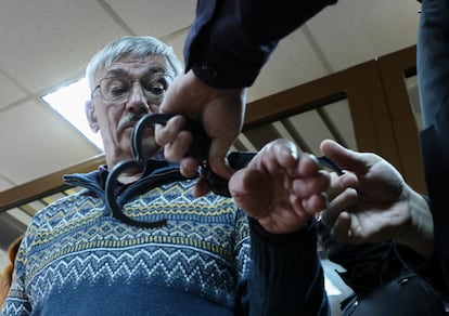 Un policía esposa al Nobel de la Paz, Oleg Orlov, este martes en Moscú.