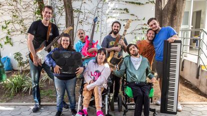 Ralf Niedenthal con la banda 'Los Sabadabadú', una de las bandas creadas por la ONG Todos Hacemos Música.