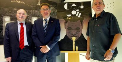 El director del Festival Internacional de Jazz de Getxo, Iñaki Saitua, a la derecha, el alcalde de Getxo, Imanol Landa (centro), y Gorka Martínez, de la Fundación BBK, este martes ante el cartel del festival.