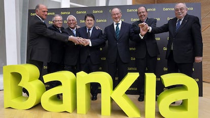 Rodrigo Rato, (tercero por la derecha), junto con los jefes de las otras seis cajas que componen Bankia, en marzo de 2011, unos meses antes de la salida a Bolsa.