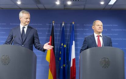 El ministro francés de Economía, Bruno Le Maire (izq.) y el ministro alemán de Finanzas, Olaf Scholz, en rueda de prensa conjunta tras la reunión del Ecofin en Bruselas. (Thierry Monasse/Corbis via Getty Images)