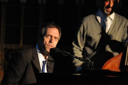 El actor Hugh Laurie, durante el concierto de ayer en Londres.