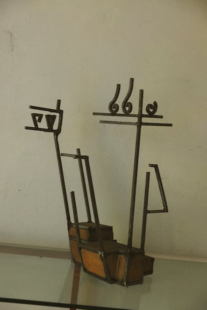 Un galeón esquematizado en hierro y madera. El artista realiza piezas de menor tamaño destinadas a las galerías que lo representan en Madrid, Miami y Shanghái.