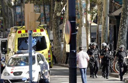 Efectivos policiales en Las Ramblas de Barcelona tras el atentado ocurrido durante la tarde de este jueves.