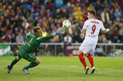 El porter del Bar?a, Ter Stegen, davant de Gameiro.