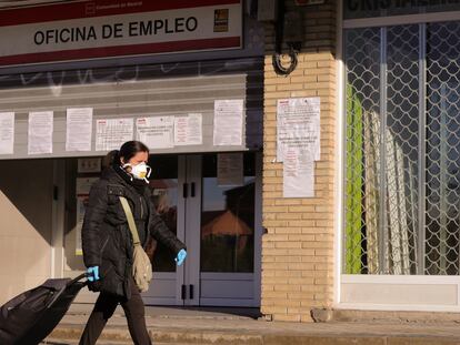 Una mujer pasa ante una oficina de empleo en Madrid.