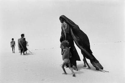 Fotografía de Sebastião Salgado tomada durante su proyecto 'Sahel: el fin del camino', en Malí (1985).