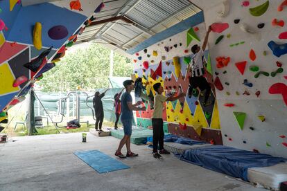 Unos jóvenes practican escalada en el rocódromo del campo de refugiados de Katsikas, en Grecia.