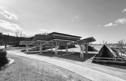 Vista general del Palacio de Deportes con la nueva pérgola fotovoltaica.