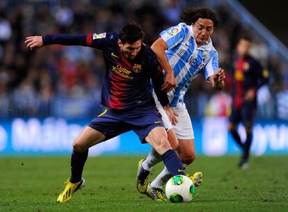 El centrocampista chileno del Málaga Manuel Iturra (28 años) jugó por primera vez en el fútbol español en el Murcia durante la temporada 2011/2012. La temporada siguiente fue fichado por el conjunto andaluz. En la imagen, el chileno trata de arrebatar el balón a Messi.