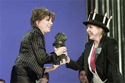 Mercedes Sampietro, a la izquierda, recibe el premio a la mejor actriz de manos de Rosa María Sardá.