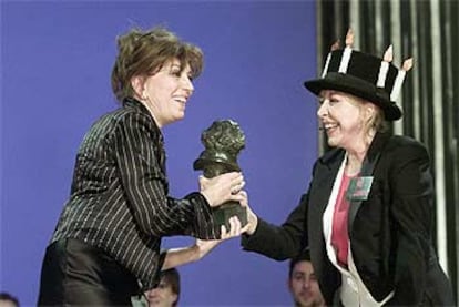 Mercedes Sampietro, a la izquierda, recibe el premio a la mejor actriz de manos de Rosa María Sardá.