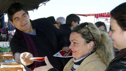 Valderas reparte esta mañana propaganda electoral.