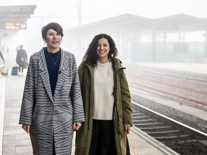 Ana Pontón (izquierda), en la estación de tren de Santiago, junto a la diputada autonómica Noa Presas.