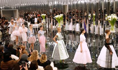 Carrusel final tras el desfile de este martes de Chanel en el Gran Palais de París.