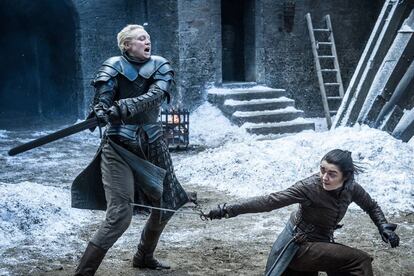 Brienne y Arya, mujeres guerreras de 'Juego de tronos'.