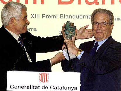 Pasqual Maragall entrega a Antonio Garrigues Walker el premio Blanquerna de la Generalitat.
