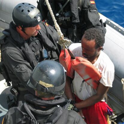 Un pirata es izado al <i>Marqués de la Ensenada.</i>