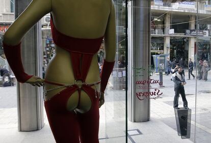Una tienda del centro de Damasco expone conjuntos de lencería roja en una tienda de ropa interior femenina con motivo del día de san Valentín, este pasado 12 de febrero.