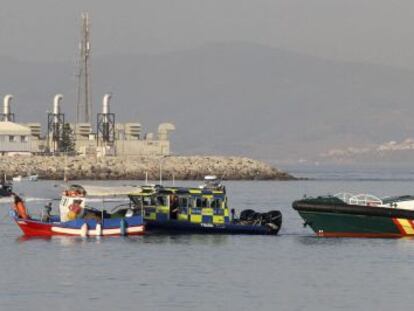 Un pesquero, acosado por una lancha de la Policía de Gibraltar. Detrás, la Guardia Civil.