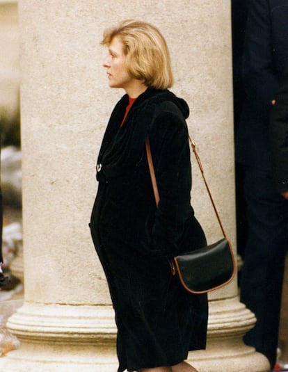 Noviembre, 1991. Freddie ya no está en la foto: aquí, una solitaria y destrozada Mary acude al funeral de su amigo en el crematorio de West London. “Los meses posteriores a la muerte de Freddie fueron los más solitarios y difíciles de mi vida. Tuve muchos problemas para aceptar que se había ido", declararía después.