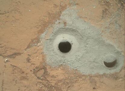 La primera perforaci&oacute;n realizada por el robot &lsquo;Curiosity&rsquo; en una roca de Marte, a la izquierda, y la marca del ensayo previo, a la derecha.
 