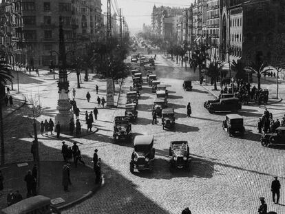 Trànsit a l'encreuament entre la Diagonal i el passeig de Gràcia, a Barcelona als anys 30.