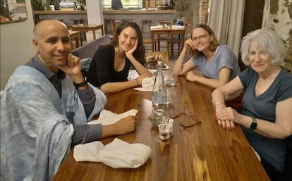 Desde la izquierda, Mohamedou Slahi, Shailene Woodley (que encarna a una ayudante de Hollander), Jodie Foster y Nancy Hollander, en el rodaje en Ciudad del Cabo de ‘The Mauritanian’.