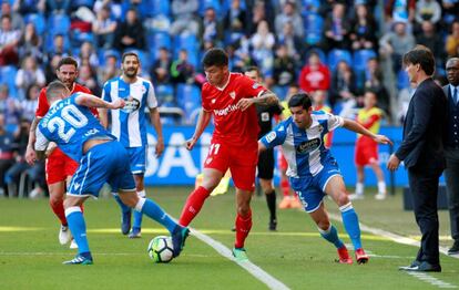 El sevillista Correa disputa la pelota ante Guilherme y Juanfran, del Deportivo.