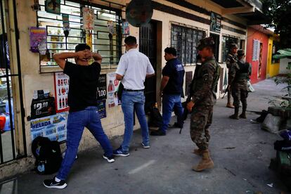 Militares registran a ciudadanos por la calle en Soyapango, El Salvador, el pasado jueves.