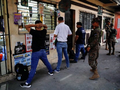 Militares registran a ciudadanos por la calle en Soyapango, El Salvador, el pasado jueves.