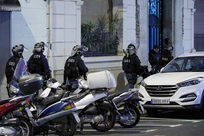 Agentes de los Mossos del Grupo Especial de Intervención (GEI) se despliegan, esta tarde, ante el número 89 de la calle de Amigó de Barcelona.
