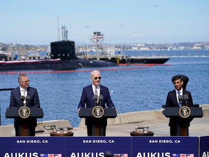 Joe Biden habla tras reunirse con el primer ministro británico, Rishi Sunak, a la derecha, y el primer ministro australiano, Anthony Albanese, en la Base Naval Point Loma, este lunes.