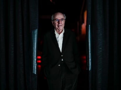 Asomarse detrás de la cortina mejora el truco para Jordi Camí, doctor y director del PRRB, en febrero en el Teatro Circo Price de Madrid.