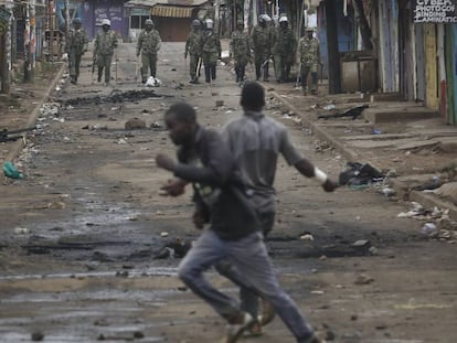 Dos partidarios del opositor Odinga se enfrentan a la Polic&iacute;a, este s&aacute;bado en un suburbio de Nairobi.