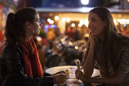 Dos estudiantes en un bar de Cholula, en Puebla.