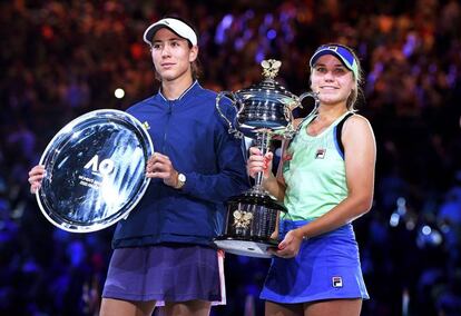 Muguruza y Kenin, durante la ceremonia final en Melbourne.