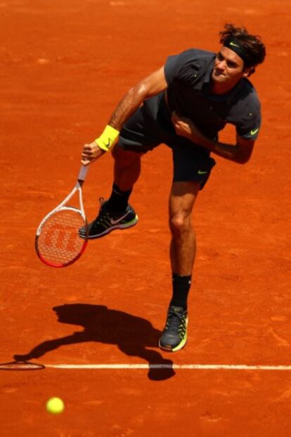 Federer sirve durante el partido ante Kamke.