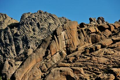 El viento ha moldeado el granito de la Pedriza en la Sierra de Guadarrama con las formas más caprichosas y lo ha convertido en uno de los grandes atractivos de este parque nacional. La zona cuenta con 33.960 hectáreas de superficie y separa las cuencas hidrográficas del Duero y el Tajo así como las provincias de Segovia y Madrid. Pablo Sanjuanbenito García, codirector del parque, revela la paradoja del turismo: "La masificación es el problema [el parque recibe unos tres millones de visitantes al año] y lo que debemos vigilar especialmente son los entornos más frágiles. Pero sin embargo nos gustaría atraer a un turismo extranjero que tal vez ahora no nos visita tanto en un número razonable".