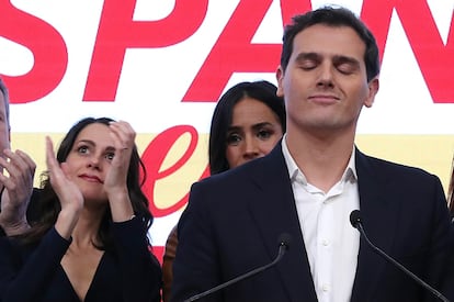 Albert Rivera comparece en la sede de Ciudadanos la noche elecctoral del 10 de noviembre de 2019. A su izquierda, Inés Arrimadas.