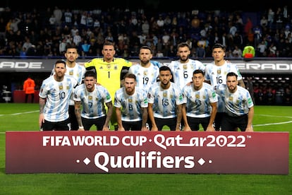 El equipo de Argentina posa antes de un partido.