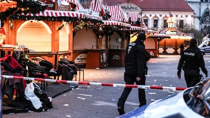 Dos policías patrullan el mercadillo de Navidad de Magdeburgo después de que un coche atacara a los transeúntes, el pasado día 21.