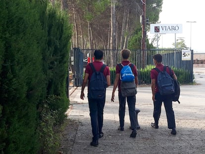 Llegada de alumnos al colegio Viaró de Sant Cugat del Vallès (Barcelona) en el primer día de clase, el miércoles.