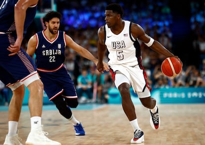 Vasilije Micic de Serbia y Anthony Edwards de EE.UU. durante el partido semifinal masculino entre EE.UU. y Serbia en los Juegos Olímpicos de París 2024. El 8 de agosto de 2024.