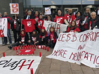 Representantes de la Plataforma de Afectados por la Hepatitis C concentrados frente a la sede del Parlamento Europeo en Bruselas para exigir los medicamentos para el tratamiento.