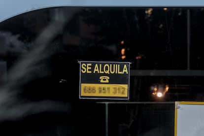 Un cartel de alquiler en Madrid.