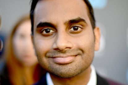 Aziz Ansari en los Globos de Oro, donde fue ganador en la categoría de Mejor actor de serie cómica o musical.